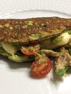 Una foto de Omelette de brócoli 🥦 relleno de pollo 🍗, espinaca 🥬, tomates cherry 🍅 y queso PortSalud light 🧀