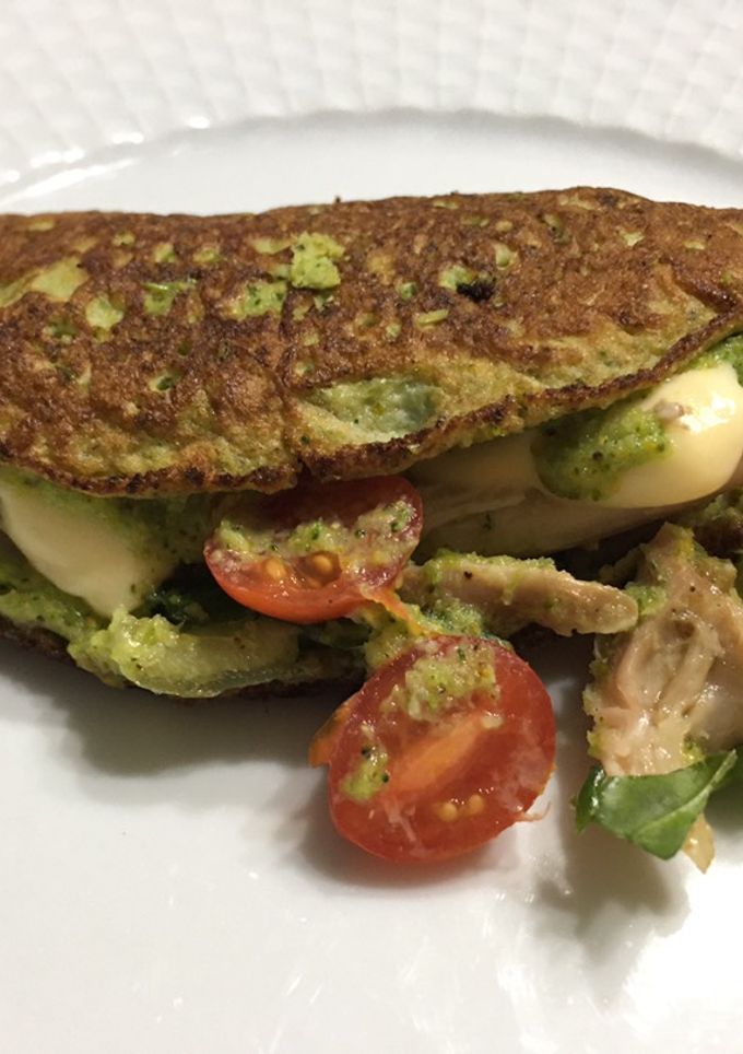 Una foto de Omelette de brócoli 🥦 relleno de pollo 🍗, espinaca 🥬, tomates cherry 🍅 y queso PortSalud light 🧀