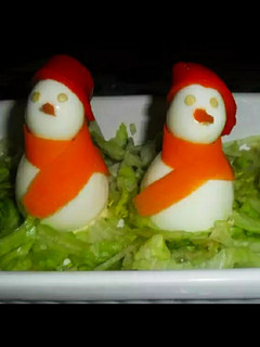 Una foto de Muñecos de nieve de huevos rellenos