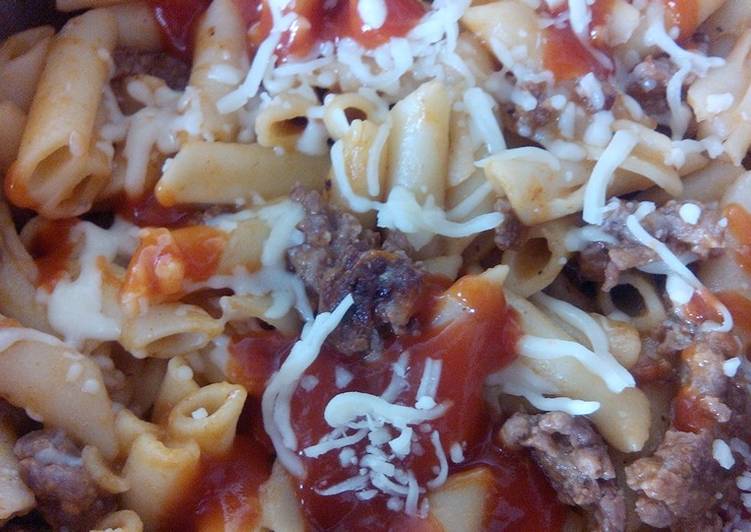 Macarrones con carne picada y queso mozzarella
