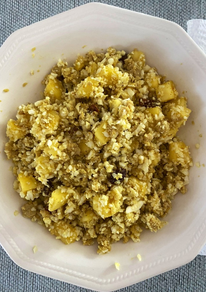 Una foto de “Cuscús” de coliflor con manzana y pollo