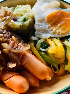 รูปของ ไส้กรอกซอสวูสเตอร์เคียงมันบดและผัดพริกหวานย่าง🌶️🧄🍳🫚