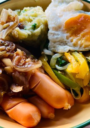 รูปของ ไส้กรอกซอสวูสเตอร์เคียงมันบดและผัดพริกหวานย่าง🌶️🧄🍳🫚