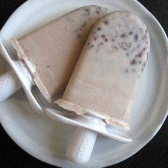 A picture of ‘Azuki’ & Milk Icy Poles.
