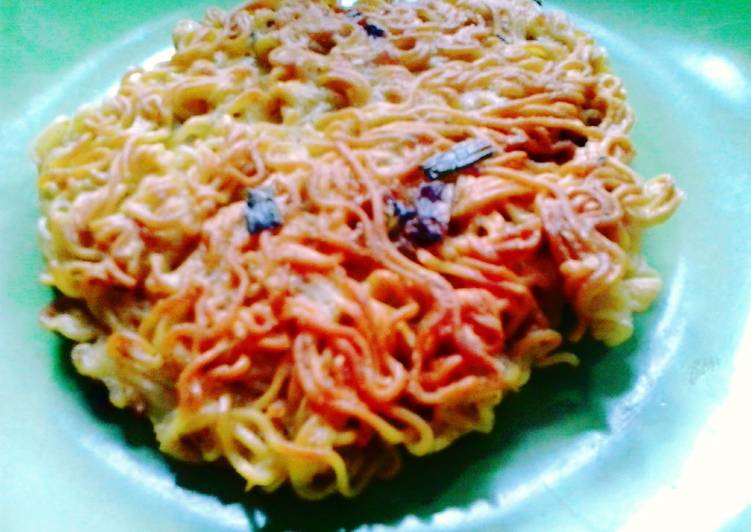 Recipe of Yummy Noodles Omelettes