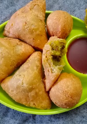સમોસા (Samosa recipe in Gujarati) રેસીપી મુખ્ય ફોટો