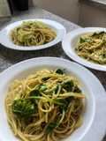 Spaghetti con rúcula y queso fresco al pesto
