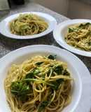 Spaghetti con rúcula y queso fresco al pesto