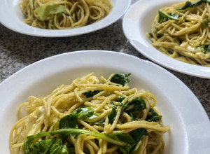 Una foto de Spaghetti con rúcula y queso fresco al pesto