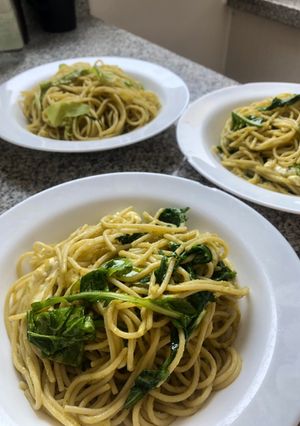 Una foto de Spaghetti con rúcula y queso fresco al pesto