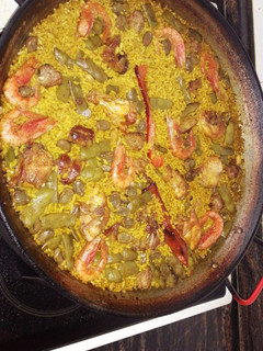 Una foto de Paella de carne con gambas