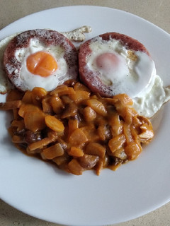 Una foto de Huevos en nido con setas
