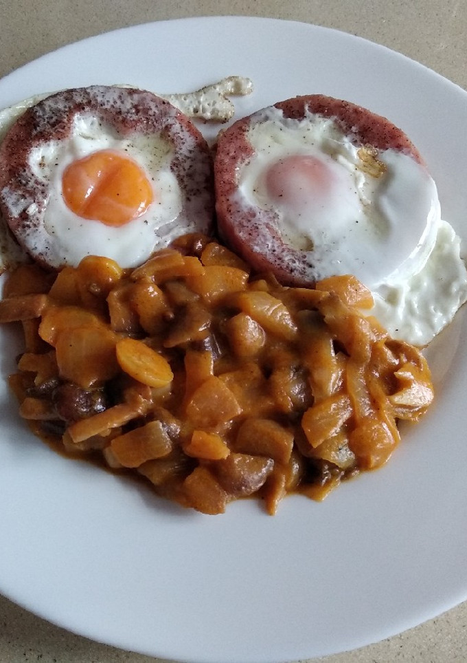 Una foto de Huevos en nido con setas