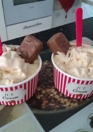 Une photo de Glace au snickers