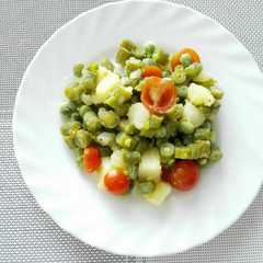 Una foto de Ensalada de habichuela, papa y tomate