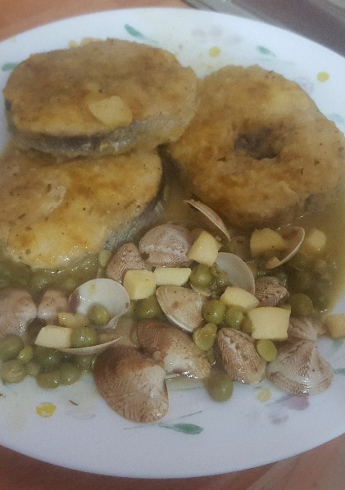 Una foto de Merluza con chirlas y pota