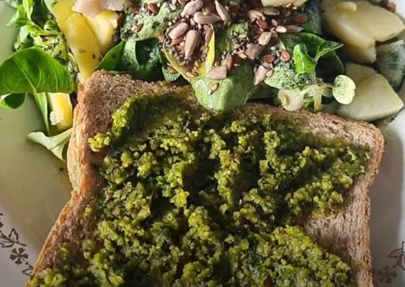 Recipe of Perfect Pesto à l'ail des ours accompagné de son toast et d'une salade