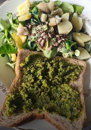 Une photo de Pesto à l'ail des ours accompagné de son toast et d'une salade