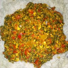 A picture of Shinkafa da alayyahu sauce.