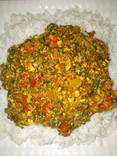 A picture of Shinkafa da alayyahu sauce.