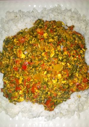 A picture of Shinkafa da alayyahu sauce.