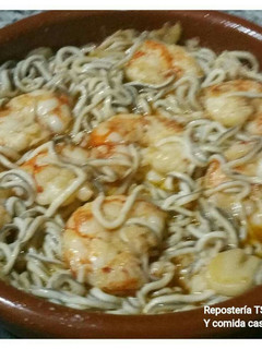 Una foto de Gambas al ajillo con gulas