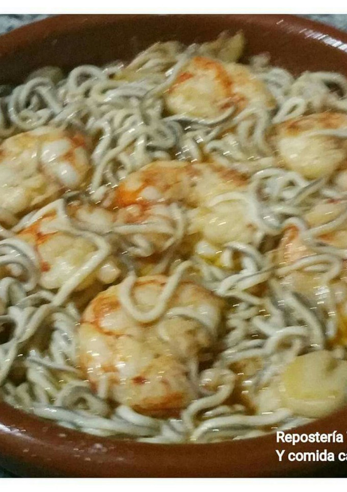 Una foto de Gambas al ajillo con gulas