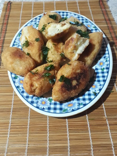 Una foto de Croquetas de papas rellenas de queso 🧀🧀🥔