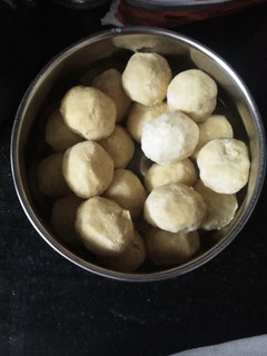 மா லட்டு(maa laddu recipe in tamil) செய்முறை முக்கிய புகைப்படம்