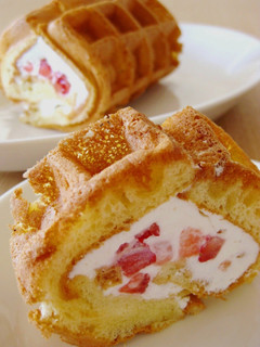A picture of Fluffy Waffle Roll Cake.