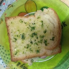 A picture of Garlic bread using bread slices.