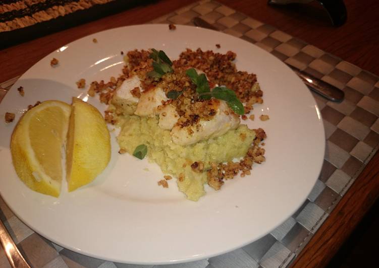 Recipe of Super Quick Homemade Chicken with leek puree and macadamia nuts