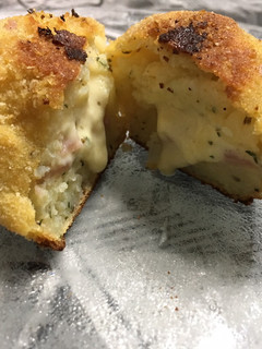 Una foto de Bombas de papa rellenas de jamón y queso