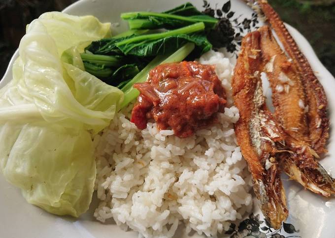 39. Lalapan Ikan Asin Sambal Terasi