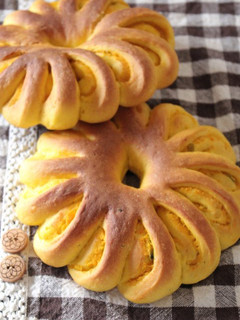 A picture of Flower Shaped Bread with Kabocha Squash Paste.