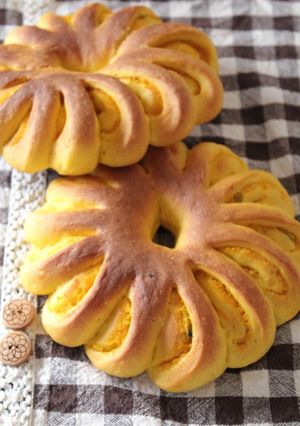 A picture of Flower Shaped Bread with Kabocha Squash Paste.