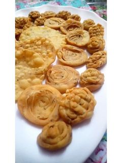 खस्ता फ़रसी पूरी (Khasta Farsi puri recipe in hindi) रेसिपी मुख्य फोटो