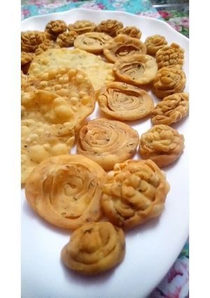 खस्ता फ़रसी पूरी (Khasta Farsi puri recipe in hindi) रेसिपी मुख्य फोटो