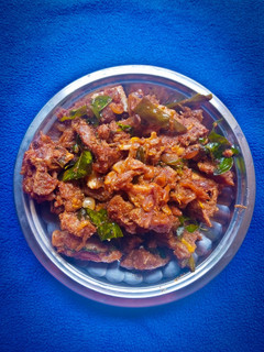 மட்டன் சுக்கா வறுவல் (Mutton sukka varuval recipe in tamil) செய்முறை முக்கிய புகைப்படம்