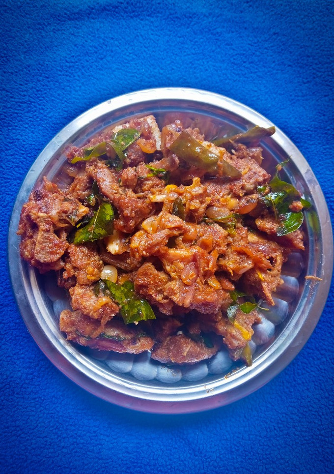 மட்டன் சுக்கா வறுவல் (Mutton sukka varuval recipe in tamil) செய்முறை முக்கிய புகைப்படம்