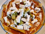 Una foto de sopa de tortilla con chile guajillo