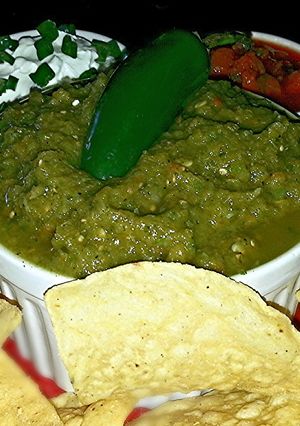 A picture of Mike's Chile Verde Salsa & Chips.