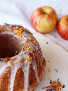 Germgugelhupf (Hefegugelhupf) mit Apfel-Zimtfüllung und Zitronenglasur🍎 Rezepthauptbild