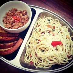 A picture of Spicy Spaghetti Aglio Olio with Tuna Chunks (in english & bahasa).