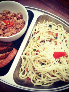 A picture of Spicy Spaghetti Aglio Olio with Tuna Chunks (in english & bahasa).