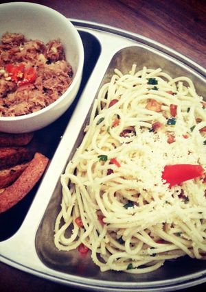A picture of Spicy Spaghetti Aglio Olio with Tuna Chunks (in english & bahasa).