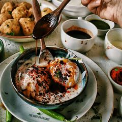 A picture of Dahi Bhalle.