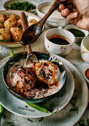 A picture of Dahi Bhalle.