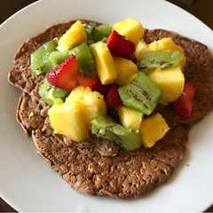 Una foto de Panqueques de avena y café, con frutas