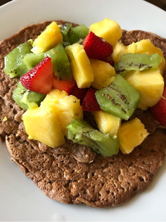 Una foto de Panqueques de avena y café, con frutas
